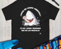 Camiseta divertida unisex Hay menos tiburones unisex-classic-tee-black-front-688cc14a36e90.jpg