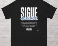 Camiseta unisex Sigue adelante unisex-classic-tee-black-front-688cddfcb6996.jpg