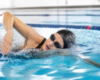 Natación para mayores de 50 años: beneficios, precauciones y cómo empezar con seguridad m_8rz9mgTGD