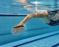 Entrenamiento con palas de natación: beneficios biomecánicos y cómo usarlas ZI5zQd8mpTB